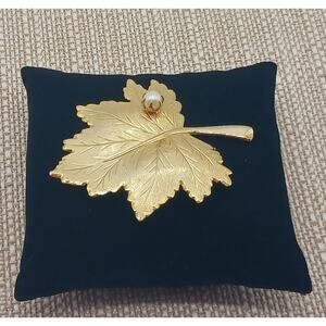 Vtg Signed Sarah Coventry Cov Gold Tone Maple Leaf Textured Single Faux Pearl